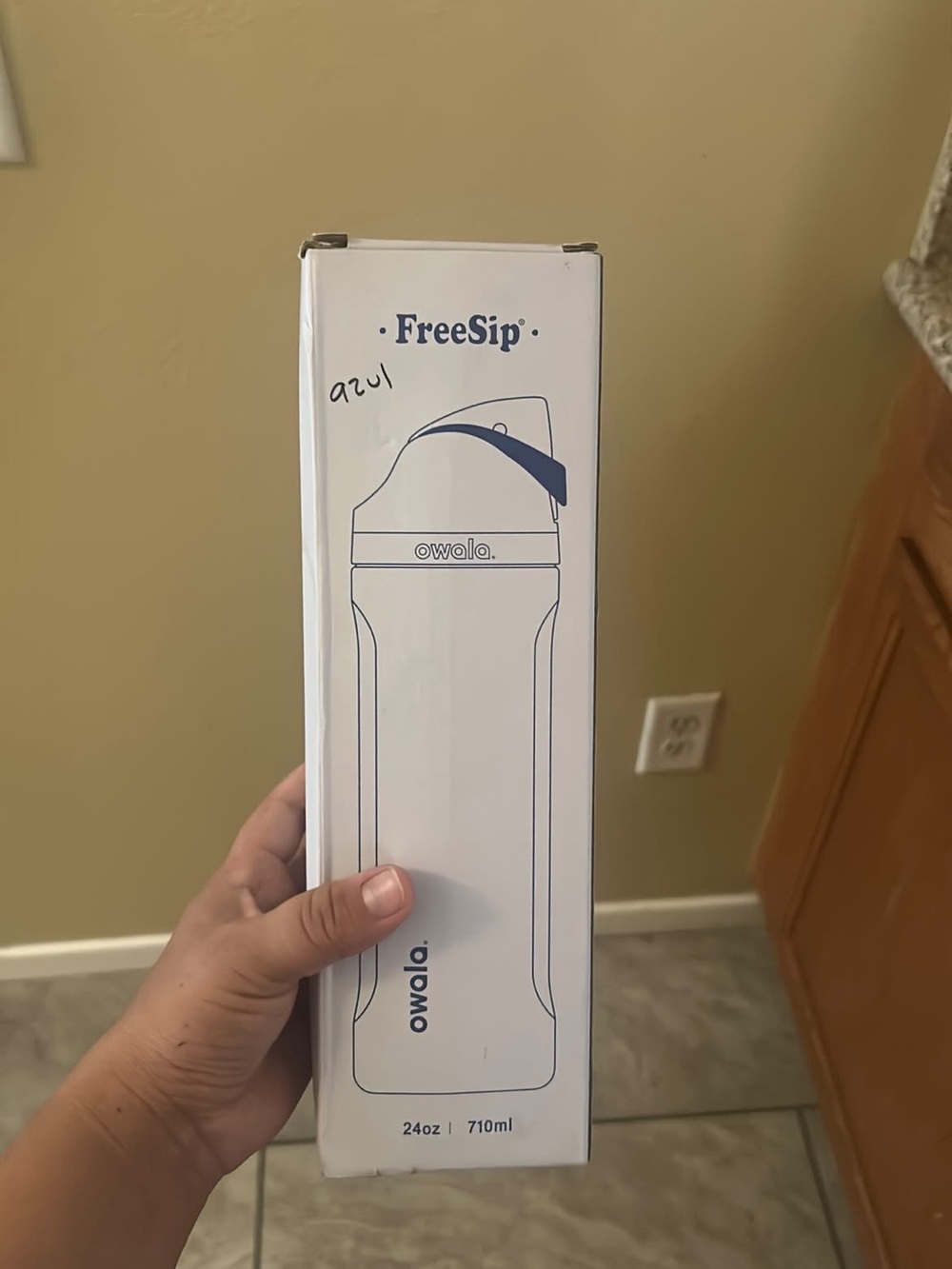 FreeSip 24oz Water Bottle - White/Blue